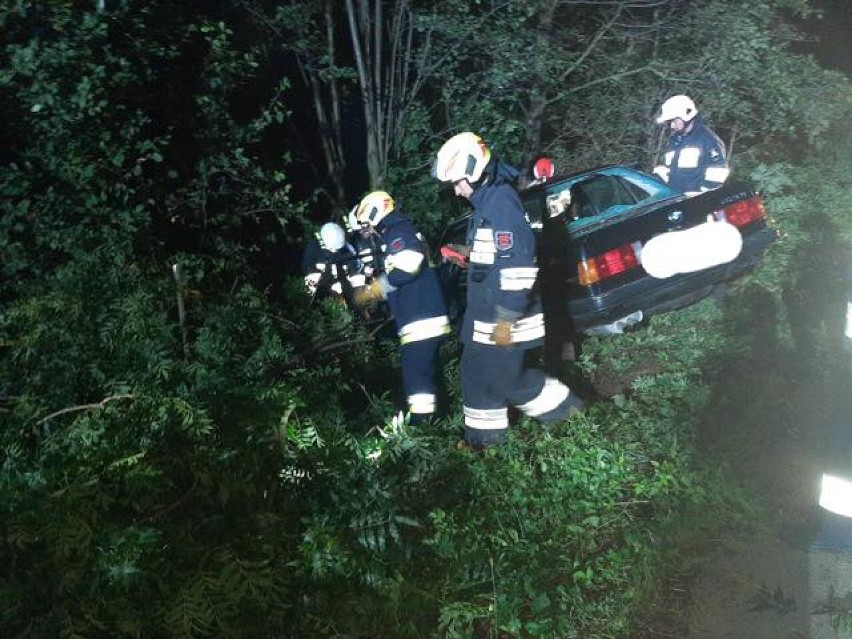 Wypadek w Radłowie. Bmw rozbiło się na przydrożnym drzewie. Konary runęły na samochód