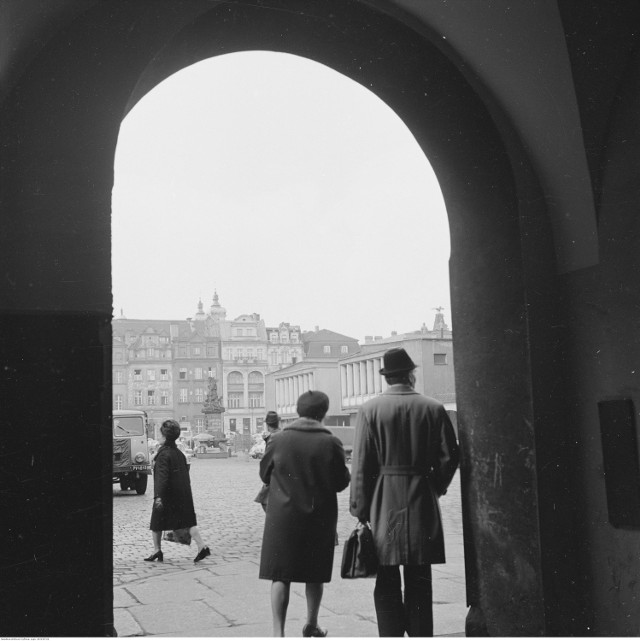 Widok spod arkady na Stary Rynek - 1973 rok. Widoczne m.in. zabytkowe kamienice i figura św. Jana Nepomucena.

Przejdź do kolejnego zdjęcia --->