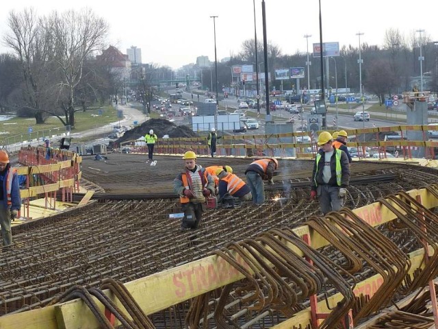 Wiosenne remonty w Warszawie. Ruszają remonty oraz nowe inwestycje drogowe i tramwajowe