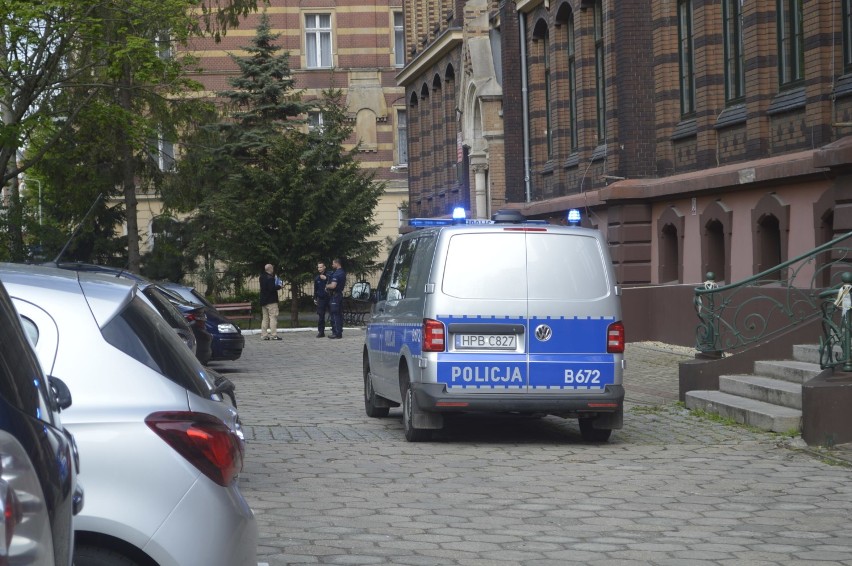 Kolejne alarmy bombowe w szkołach w Zgorzelcu, Lubaniu, Jeleniej Górze i Lubomierzu [ZDJĘCIA]