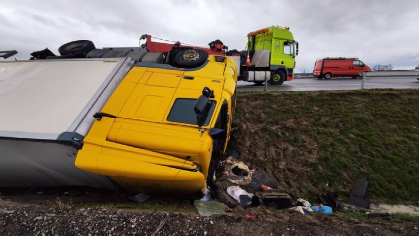 Wiatr przewrócił dwa tiry na A1 pod Piotrkowem. Kolejna...