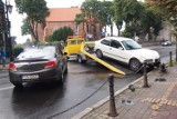 Samochód uderzył w budynek na Wyszyńskiego