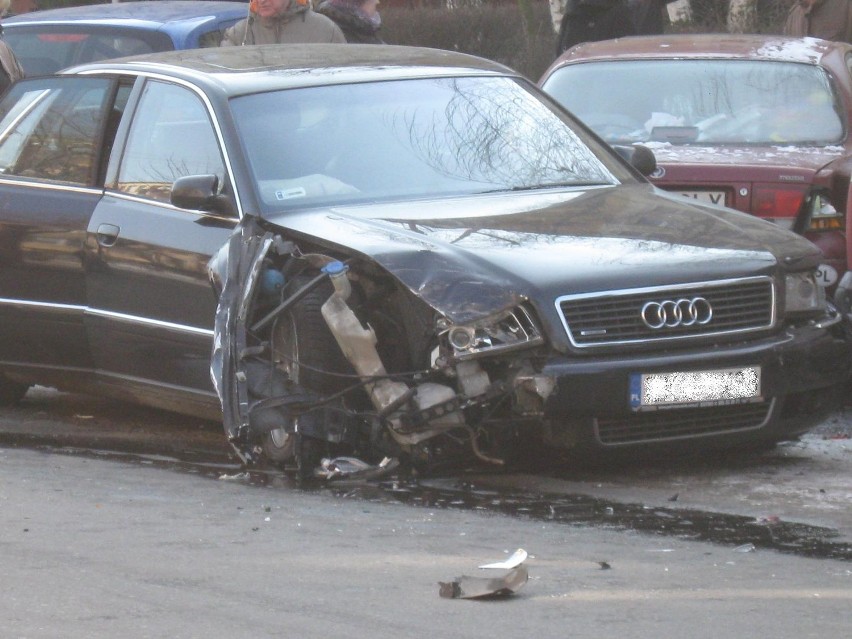 Ulica Warszawskie Przedmieście w Kutnie zablokowana, zderzyło się 6 aut