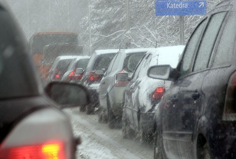 Intensywne opady śniegu w Łodzi spowodowały, że pojazdy...