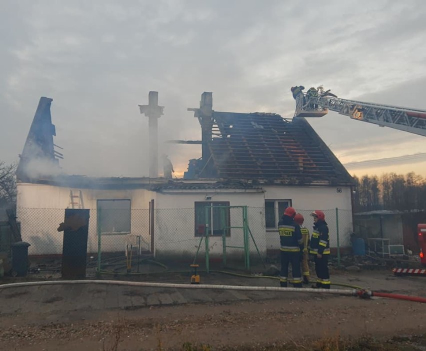 Pożar domu jednorodzinnego w Mnichowie. Ogień objął cały budynek