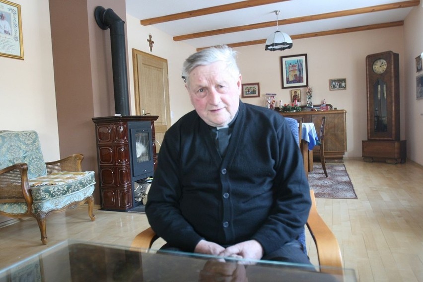 Ksiądz Jan Szywalski, emerytowany proboszcz kościoła w...