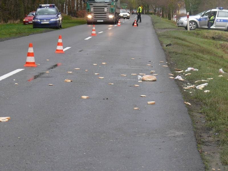 Honda wpadła w poślizg i uderzyła rowerzystów