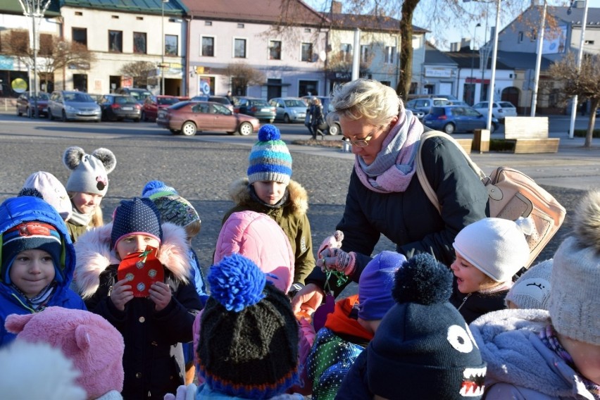 Dzieci ubrały choinkę w centrum Łasku