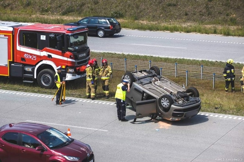 Wypadek na autostradzie A1. Dachował pojazd. Ruch na odcinku zablokowany