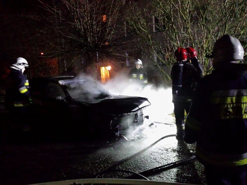 płonęły samochody w Jeleniu i Miłobądzu