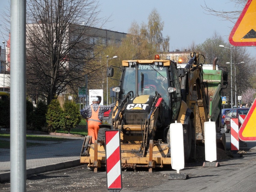 Od kilku dni trwają prace naprawcze na ul. Wojska Polskiego. Drogowcy zdzierają asfalt. Są światła