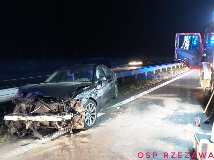 Wypadek na autostradzie A4 w Rzezawie, kierowca bmw uderzył w bariery energochłonne, jedna osoba ranna [ZDJĘCIA]