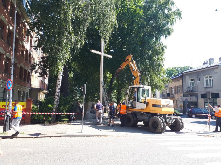 Prace przy pomniku "Golgota Wschodu" w Jaśle.