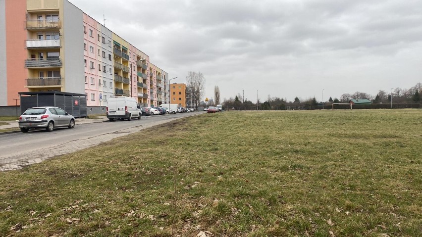 Spór o boisko na ul. Poniatowskiego w Oleśnicy. Będzie kolejny blok mieszkalny? 