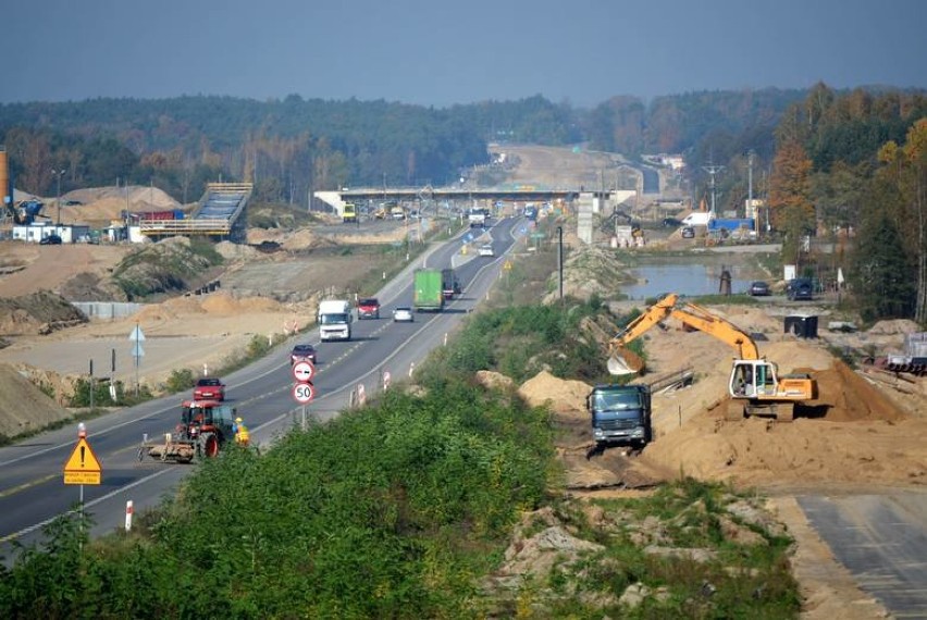 Budowa S17 między Kurowem a węzłem Lubelska. Maszyna układa beton non-stop [ZDJĘCIA]