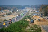 Budowa S17 między Kurowem a węzłem Lubelska. Maszyna układa beton non-stop [ZDJĘCIA]