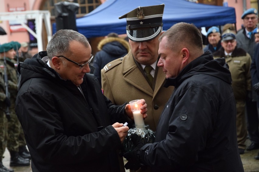 Uroczystości rozpoczęły się przy tablicy na ścianie ratusza,...