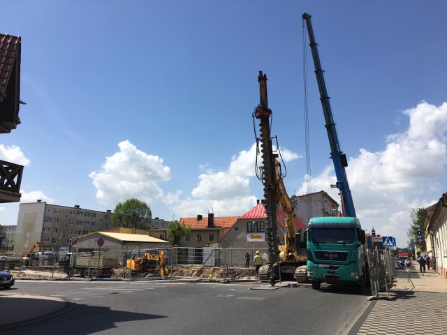 Pleszew. Trwa budowa kamienicy u zbiegu ulic Poznańskiej i Bogusza. Na budowę w centrum miasta wjechał ciężki sprzęt