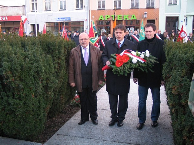 Stoją od lewej: wiceburmistrz Jacek Przybył, burmistrz Sławomir Kapica, sekretarz gminy Michał Pawlaczyk