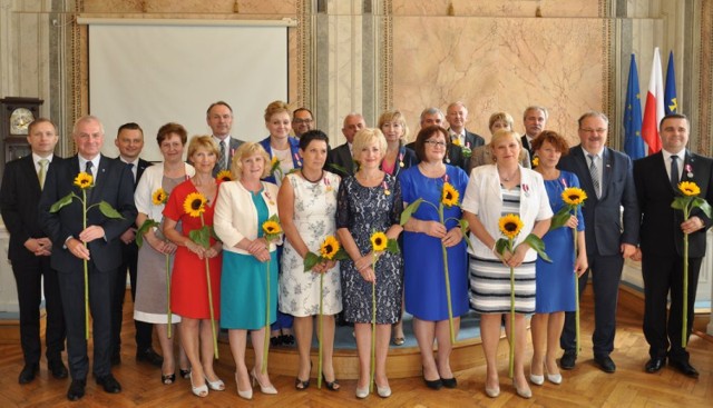 Postanowieniem prezydenta Rzeczypospolitej Polskiej dwudziestu pracowników Urzędu Miejskiego w Przemyślu zostało odznaczonych medalami za długoletnią służbę. 

15 osób zostało uhonorowanych złotym medalem, a 5 otrzymało medal srebrny. Medale w imieniu prezydenta RP wręczał wicewojewoda Piotr Pilch.

Medale Złote za Długoletnią Służbę otrzymali: Ryszarda Gnus, Agnieszka Kudła, Danuta Wiech, Zbigniew Cudnik, Bożena Piziurny, Maria Kuźmińska, Dawid Geleta, Wiesława Kocyła, Beata Ptaszkowska, Jan Słowak, Leszek Krzywoń, Zofia Mihal, Jan Pasławski, Anna Potomska, Barbara Żurawska.

Medale Srebrne za Długoletnią Służbę otrzymali: Iwona Liweń, Agnieszka Radziejowska, Dariusz Łapa, Witold Wołczyk, Tadeusz Koptyński.

Zobacz także: W Przemyślu budują rondo turbinowe
