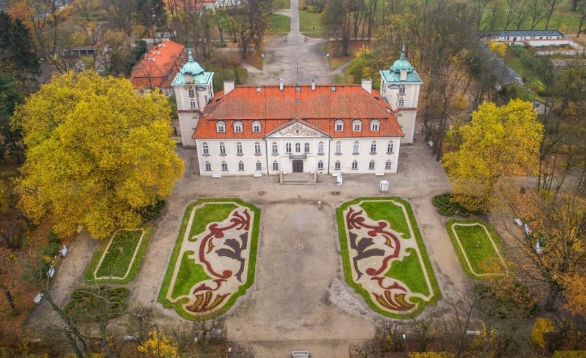 2. Pałac w Nieborowie z XVII wieku jest jedną z najlepiej...