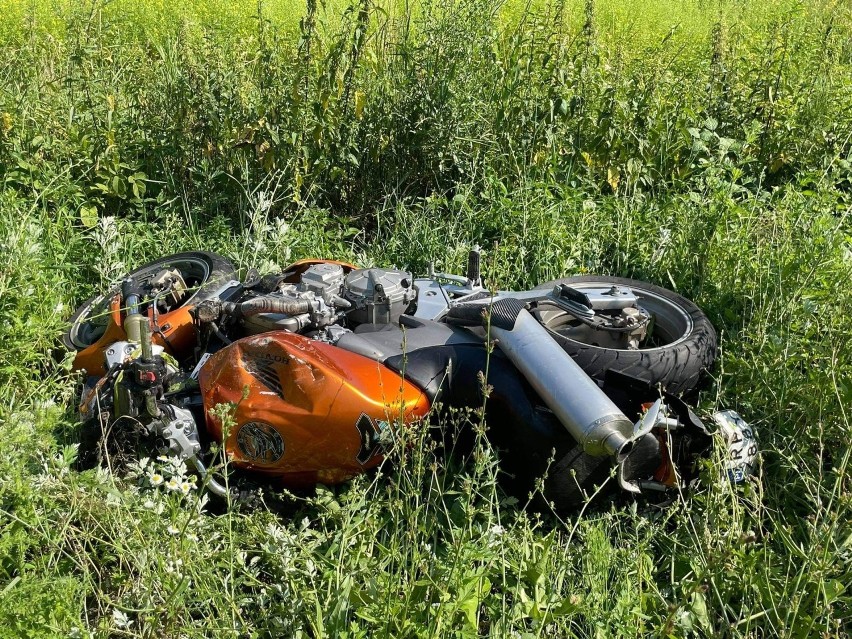 Brzuska. Motocyklista wypadł z drogi. Rannego mężczyznę zabrał LPR [ZDJĘCIA]