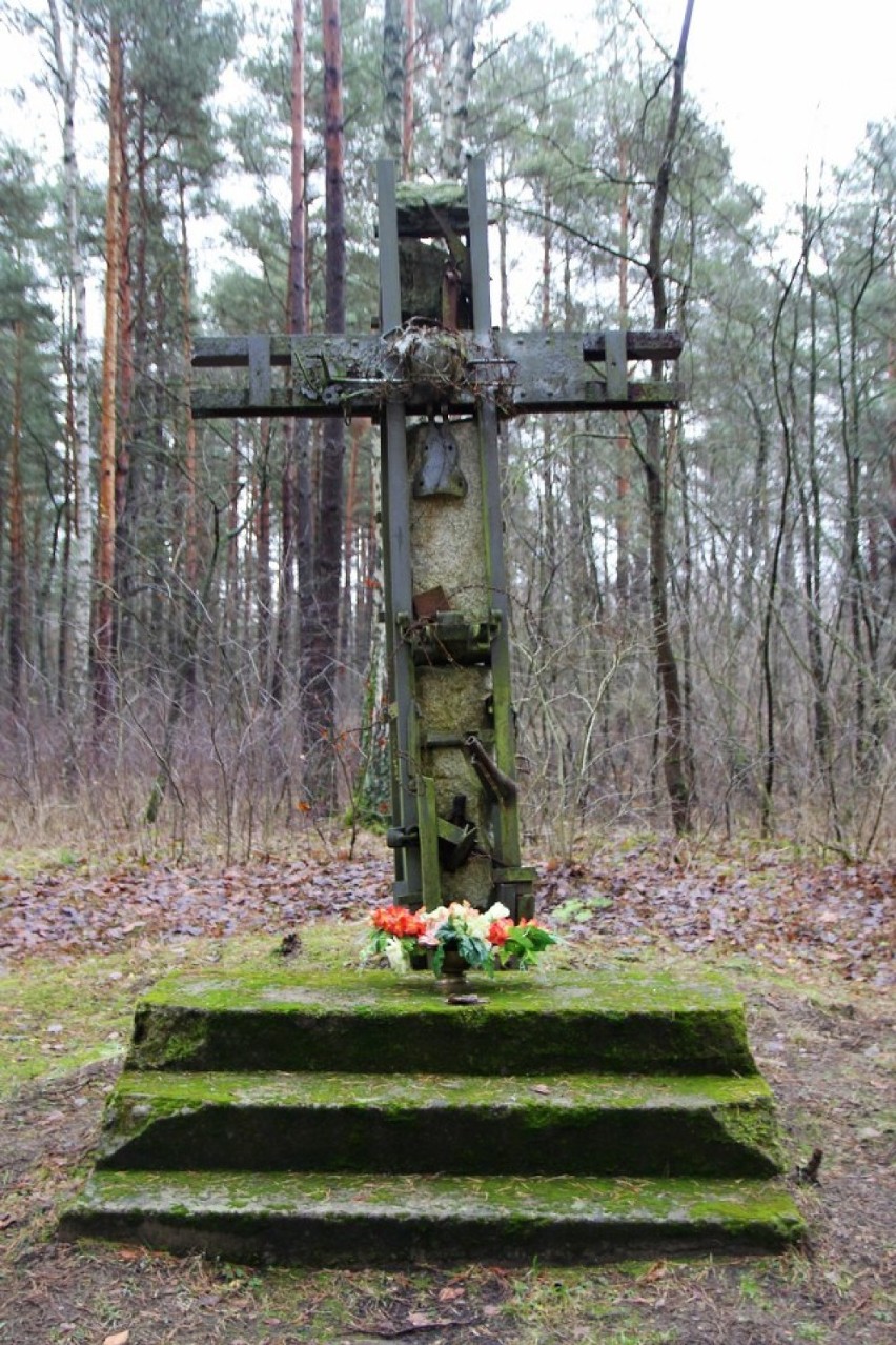 Krzyż jeniecki przy cmentarzu
