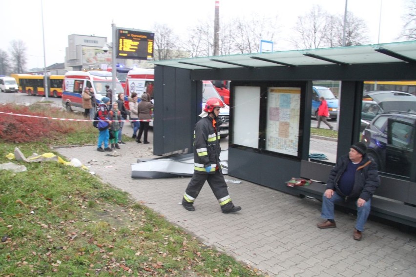 Staranował wiatę przystankową w Kielcach przy ulicy Grunwaldzkiej, był pijany. Jedna osoba zginęła. Jest akt oskarżenia