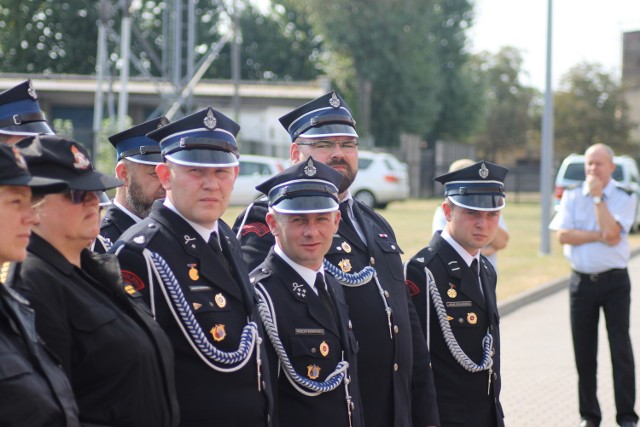 Strażacy z OSP podczas przekazania wozu