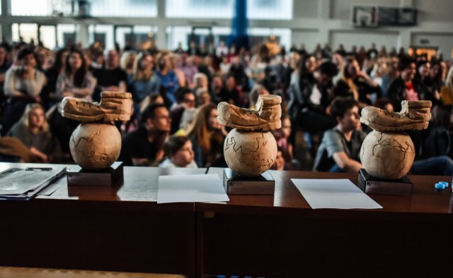 Ręcznie rzeźbione statuetki im. Tony’ego Halika stały się symbolem Bydgoskiego Festiwalu Podróżnicy. Jednym z pierwszych laureatów nagrody Halika był Aleksander Doba, który odbierał ją w Bydgoszczy z rąk Elżbiety Dzikowskiej. Do kogo w tym roku powędrują Haliki? Przekonamy się 5 września podczas uroczystej gali!