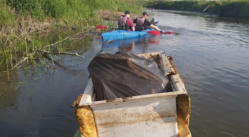 Pierwszy eko-spływ po Wieprzu w gminie Izbica. Wyłowili z rzeki mnóstwo śmieci, wśród nich  ...lodówkę! Zobacz zdjęcia