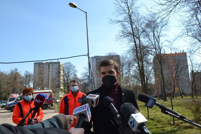 Po 17 latach odwołano dyrektora Rejonowego Pogotowia Ratunkowego w Sosnowcu. Z tą decyzją nie zgadzają się pracownicy, a także poseł Mateusz Bochenek. 

Zobacz kolejne zdjęcia. Przesuń zdjęcia w prawo - wciśnij strzałkę lub przycisk NASTĘPNE