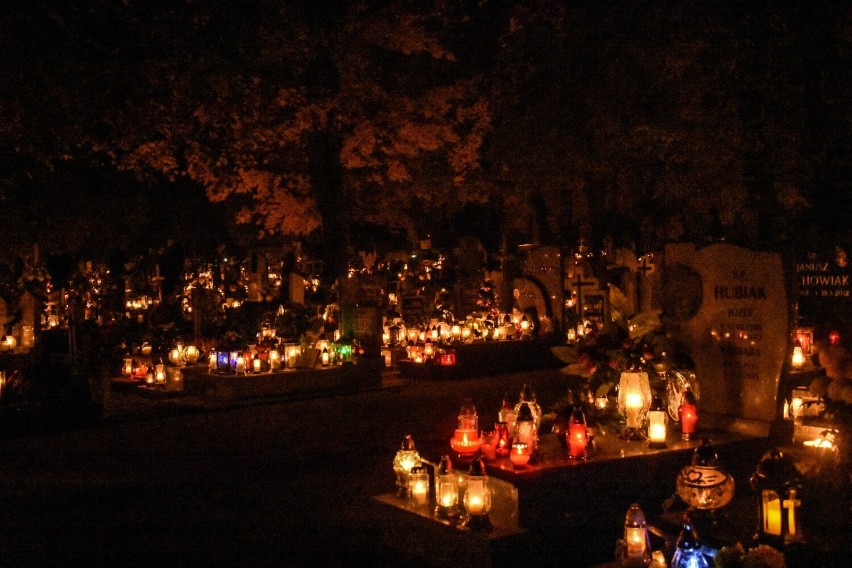 Święto Zmarłych w Szamotułach. Cmentarz parafialny po zmroku rozświetlony lampionami