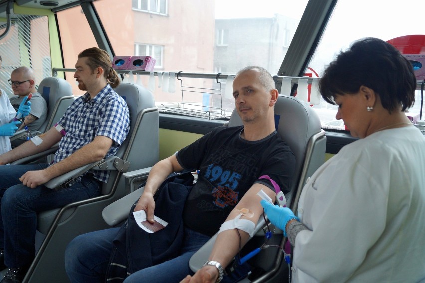 Prawie 30 osób oddało krew przy rynku w Mikołowie [ZDJĘCIA]