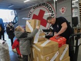Lublin. Paczki PCK „Na pomoc Ukrainie!”. Pomoc humanitarna wyruszyła do naszych wschodnich sąsiadów. Zobacz zdjęcia