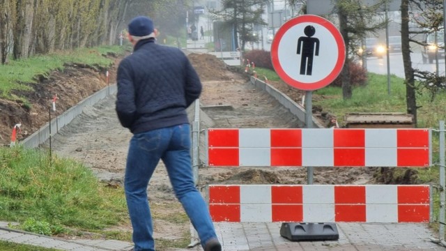 Mieszkańcy Bocianka zostali pozbawieni dojścia z przystanku autobusowego przy alei Solidarności do swoich bloków, ponieważ drogowcy rozebrali chodnik, żeby budować ścieżkę rowerową a o pieszych zapomnieli. 

Zobacz kolejne zdjęcia>>>