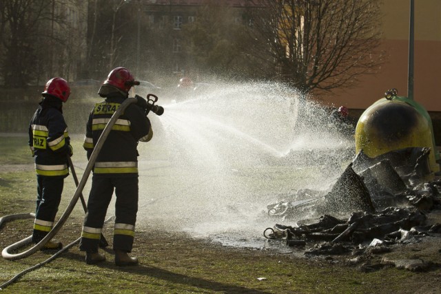 W nocy z poniedziałku na wtorek, bydgoscy strażacy gasili dwa pożary kontenerów na śmieci. Podejrzewają celowe podpalenia.