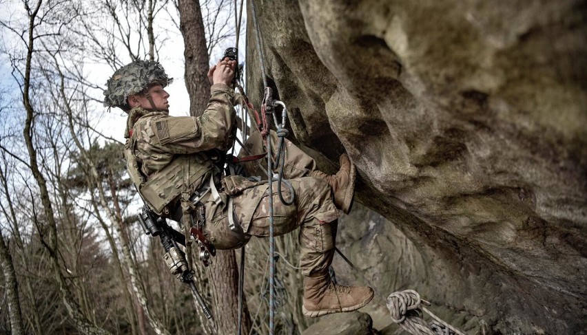 Żołnierze 21 Brygady Strzelców Podhalańskich prowadzili polsko-amerykańskie ćwiczenia na skałkach w Czarnorzekach [ZDJĘCIA]