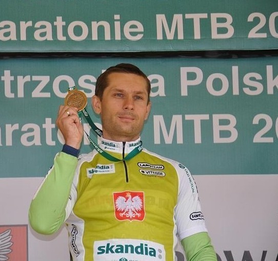 Mariusz Musiałek kolarz z Piekar Śląskich zawodnik Teamu MMBIKE. Czynnie uprawia kolarstwo od 13 lat. Brał udział w ponad stu różnego rodzaju wyścigach cross country, maratonach mtb oraz wyścigach szosowych ponad 50 razy stawał na podium. W zeszłym roku Mariusz wystartował w dwudziestu trzech wyścigach z czego w dwunastu stawał na podium. W klasyfikacji generalnej MTBCross Maraton za 2012r w kategorii elita Mariusz zajął pierwsze miejsce