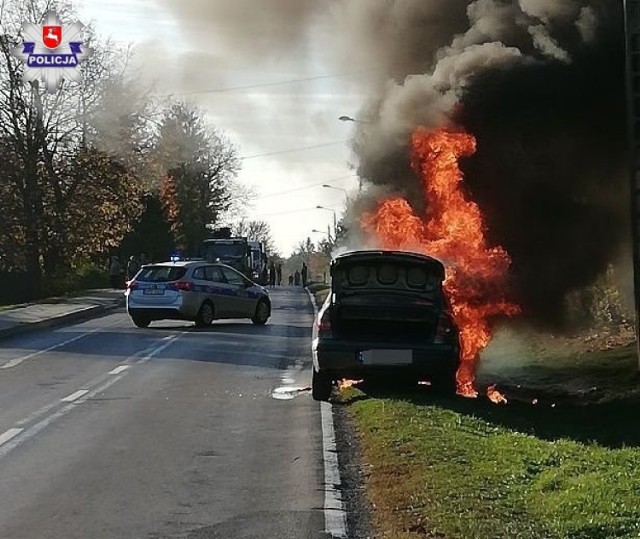 Żółkiewka. Auto stanęło w płomieniach na środku drogi