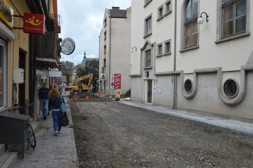 Trwa remont ulicy Siennieńskiej w centrum Ostrowca. Lepiej w nią nie skręcać [ZDJĘCIA]