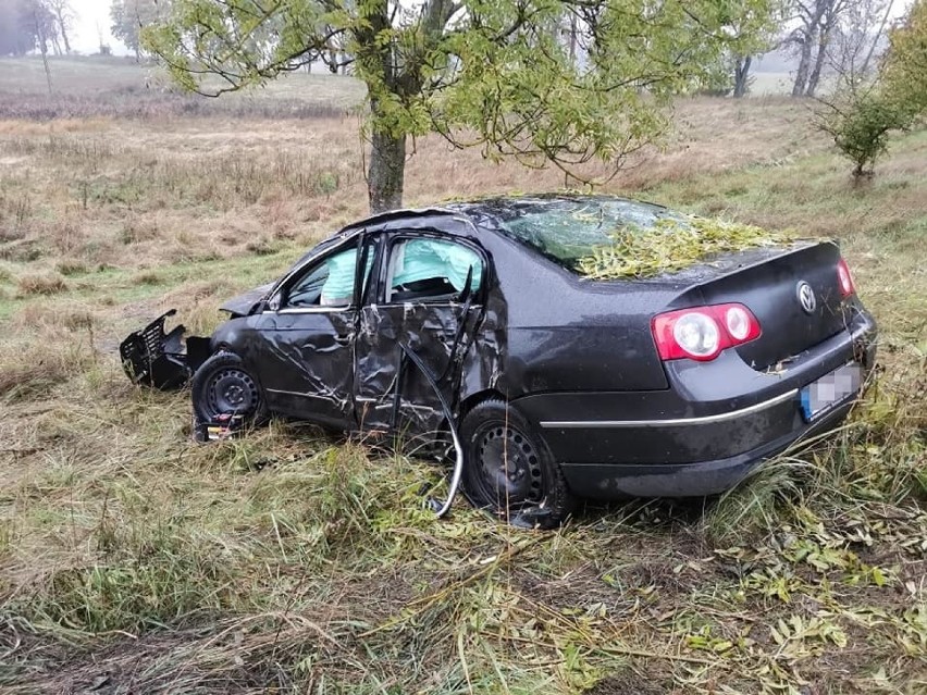 Powiat stargardzki. Wypadek pod Ińskiem. Volkswagen uderzył w drzewo. Kierowca pijany