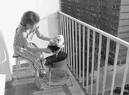 Lepiej się dwa razy zastanowić zanim zaczniemy rozpalać grill na balkonie w bloku
 fot. Paweł Nowak