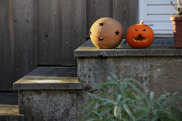 Halloween to także dekoracje na domach i w mieszkaniach. ...