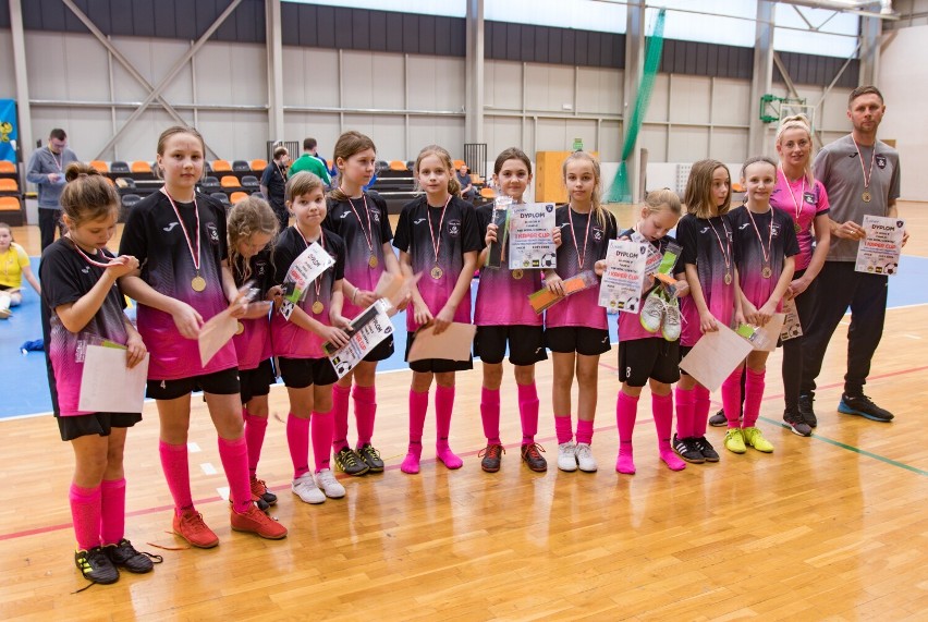 Pierwszy Kaper Cup w Pucku (2022). Dziewczyny zaprosiły na turniej halówki w rocznicę utworzenia kaperskiej floty | ZDJĘCIA