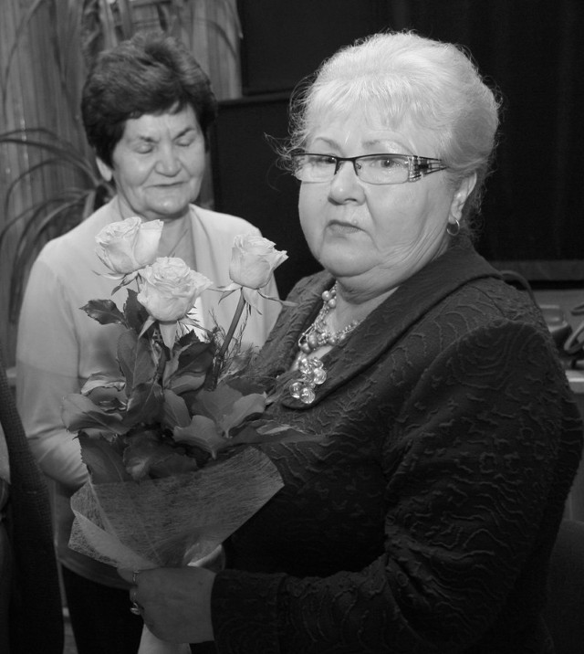 Podczas listopadowego walnego zgromadzenia członków koła Teresa Bystrzyńska otrzymała bukiet róż w podziękowaniu za pracę na rzecz emerytów