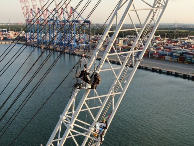 Aktywiści Greenpeace spędzili noc ze środy na czwartek na dźwigach w terminalu węglowym, gdzie weszli 11.09.2019 r. rano i skąd wezwali polski rząd do ogłoszenia planu odejścia od węgla