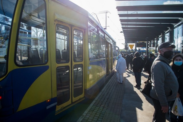 Oba perony położonej między jezdniami al. Jana Pawła II platformy przesiadkowej mają po 75 metrów długości i 3 metry szerokości. Zimą mają być podgrzewane, zaś wiosną mają zostać obsadzone pnączami.