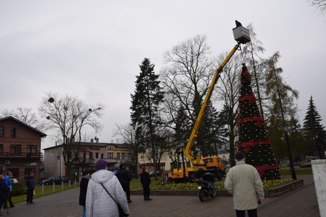 W Ciechocinku powiało świętami nie tylko w sklepach, gdzie pojawiły się świąteczne dekoracje i towary kojarzone ze świętami Bożego Narodzenia. Na miejskich latarniach rozpoczęto montaż bożonarodzeniowych ozdób, a dziś na placu między Teatrem Letnim a ulicą Zdrojową stanęła wielka choinka. Gdy tylko ekipa urzędu miasta skończyła jej montaż, natychmiast znaleźli się chętni, by ją fotografować. Tradycyjnie 6 grudnia spotkają się przy niej mieszkańcy i kuracjusze