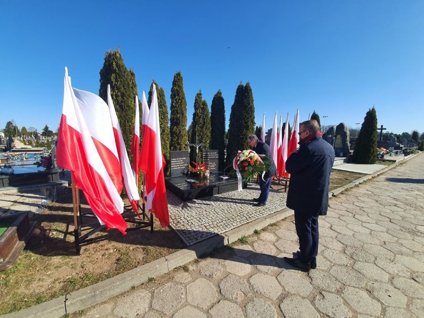 10. rocznica katastrofy smoleńskiej w Suwałkach i Sejnach. Władze miasta złożyły kwiaty